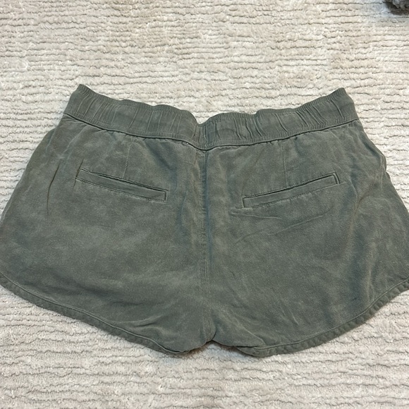 Shorts - Picture 3 of 4